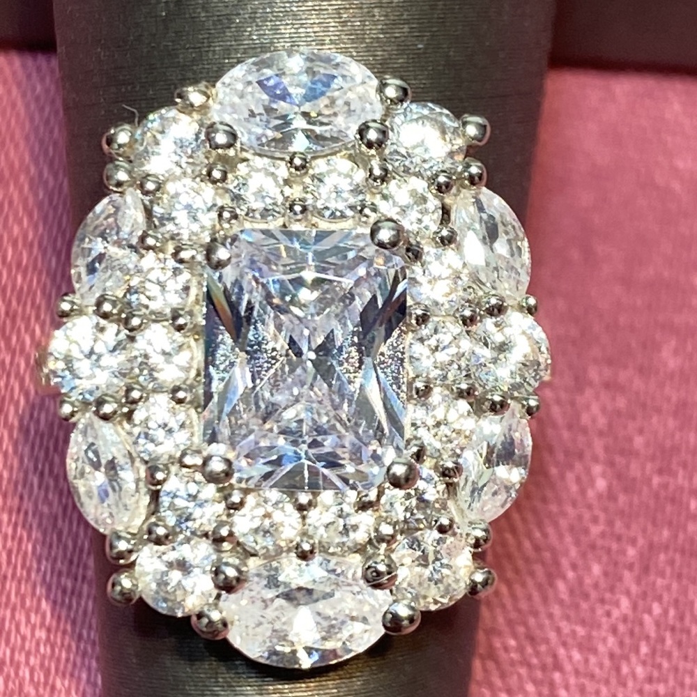 Bella Luce White Diamond Simulant Ring